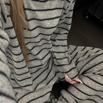 Kaksiosaline kapuutsiga pijamakomplekt, vaba minimalistlik stiil, ümmarguse kaelusega ja pikkade varrukatega, polüester 90–95%, 201–250 g/m²