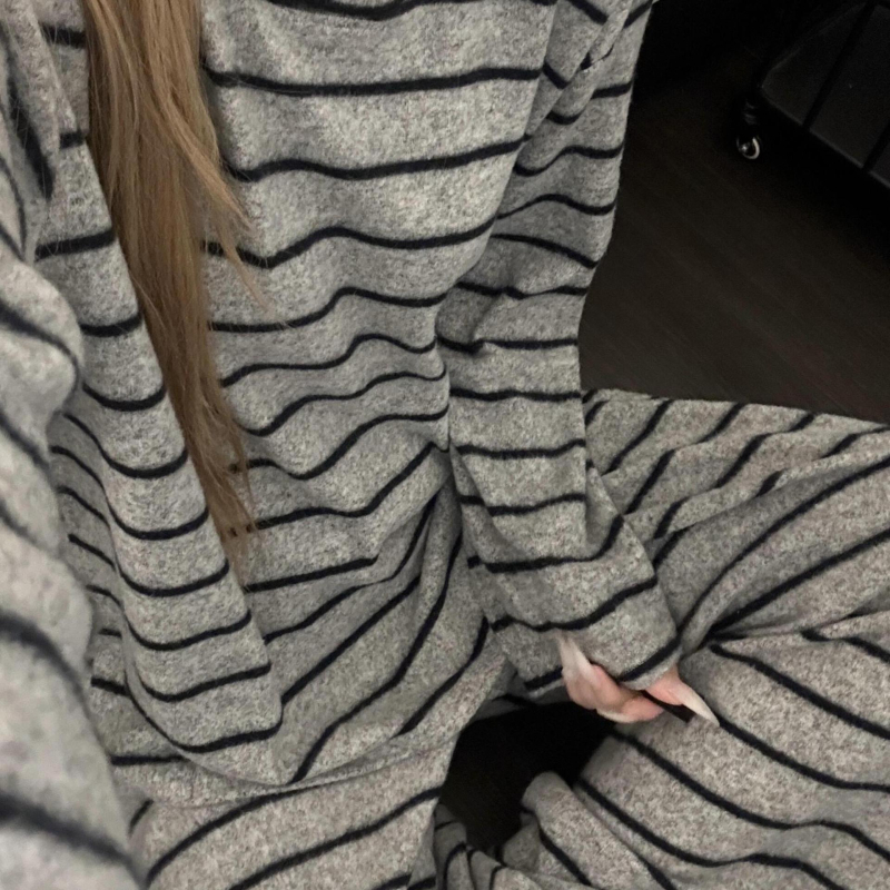 Kaksiosaline kapuutsiga pijamakomplekt, vaba minimalistlik stiil, ümmarguse kaelusega ja pikkade varrukatega, polüester 90–95%, 201–250 g/m²