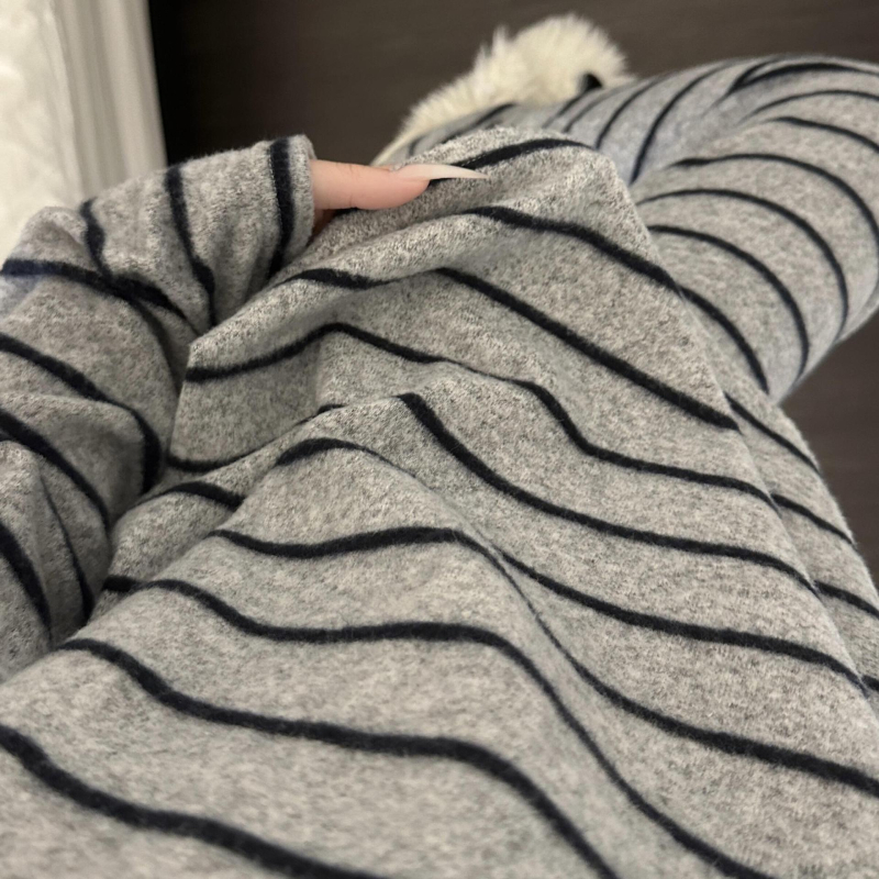 Kaksiosaline kapuutsiga pijamakomplekt, vaba minimalistlik stiil, ümmarguse kaelusega ja pikkade varrukatega, polüester 90–95%, 201–250 g/m²