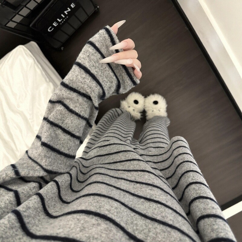 Kaksiosaline kapuutsiga pijamakomplekt, vaba minimalistlik stiil, ümmarguse kaelusega ja pikkade varrukatega, polüester 90–95%, 201–250 g/m²