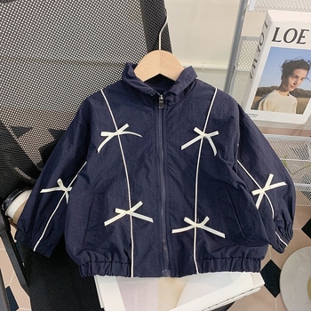 Meitenēm piemērota vējjaka, 3/4 garuma piedurknes, augsta apkakle, vienkrāsains PVC audums (90–95%), retro stils