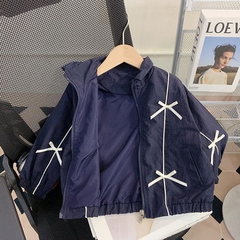 Meitenēm piemērota vējjaka, 3/4 garuma piedurknes, augsta apkakle, vienkrāsains PVC audums (90–95%), retro stils