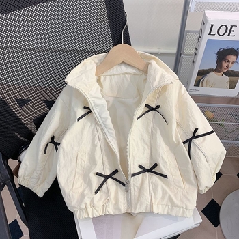 Meitenēm piemērota vējjaka, 3/4 garuma piedurknes, augsta apkakle, vienkrāsains PVC audums (90–95%), retro stils