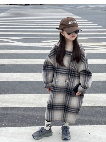 Meitenēm vilnas mētelis ar tīkline rakstu, PVC maisījuma audums, 3/4 piedurknes, polo apkakle, vidēja garuma