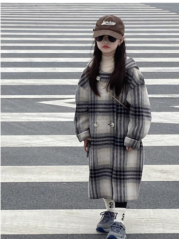 Meitenēm vilnas mētelis ar tīkline rakstu, PVC maisījuma audums, 3/4 piedurknes, polo apkakle, vidēja garuma