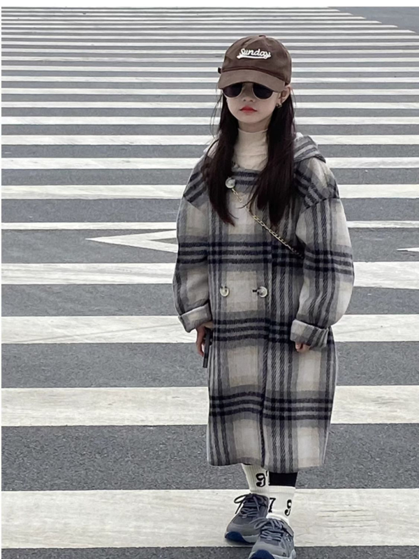 Meitenēm vilnas mētelis ar tīkline rakstu, PVC maisījuma audums, 3/4 piedurknes, polo apkakle, vidēja garuma