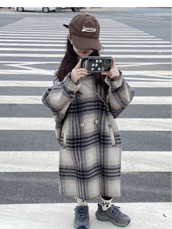 Meitenēm vilnas mētelis ar tīkline rakstu, PVC maisījuma audums, 3/4 piedurknes, polo apkakle, vidēja garuma