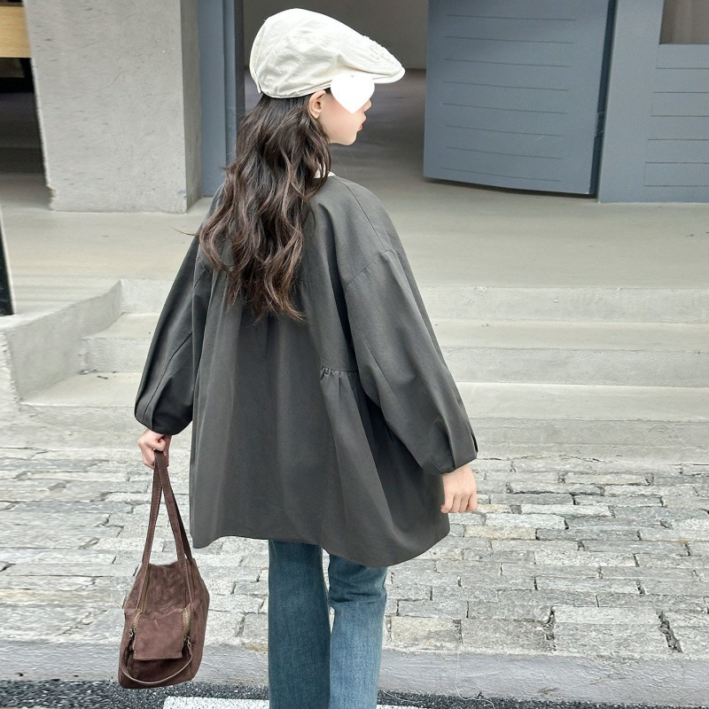 Meitenēm trenčjakas jaka, vidēja garuma, PVC audums 70–80% satura, 3/4 piedurknes, apaļš kakla, brīvs griezums