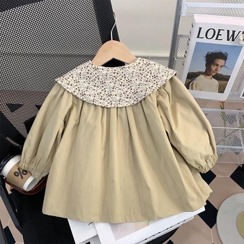 Meiteņu ārējā apģērbs ar lelles apkakli, 3/4 piedurknēm, PVC audums ar salauztu ziedu rakstu (Zīmols Unique)