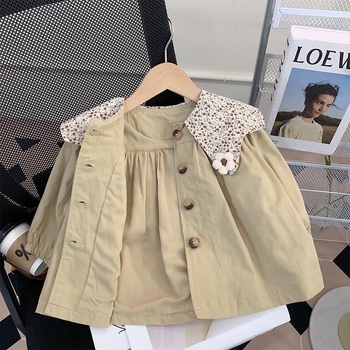 Meiteņu ārējā apģērbs ar lelles apkakli, 3/4 piedurknēm, PVC audums ar salauztu ziedu rakstu (Zīmols Unique)