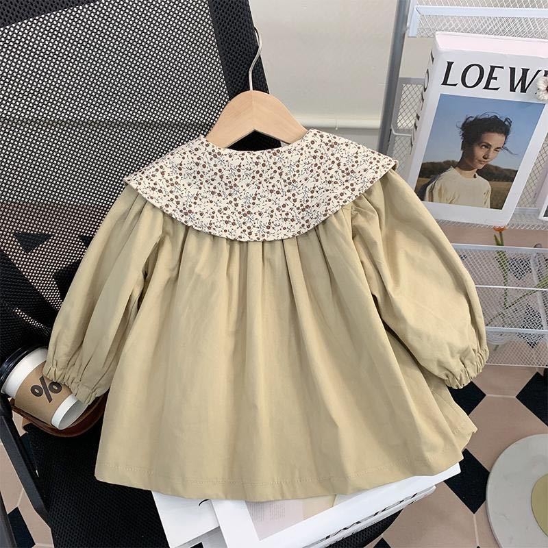 Meiteņu ārējā apģērbs ar lelles apkakli, 3/4 piedurknēm, PVC audums ar salauztu ziedu rakstu (Zīmols Unique)