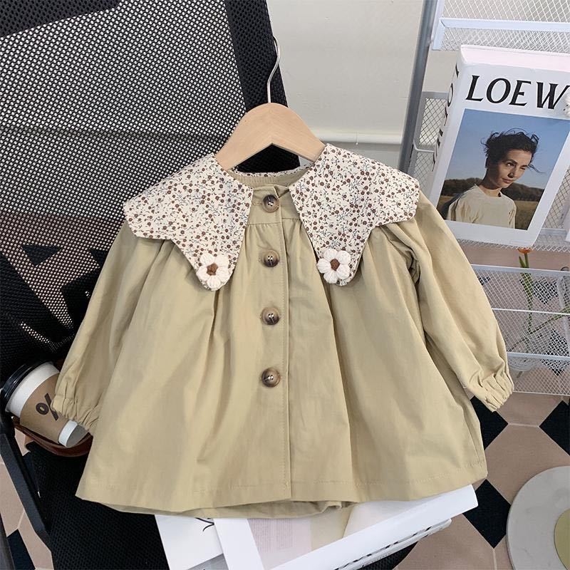 Meiteņu ārējā apģērbs ar lelles apkakli, 3/4 piedurknēm, PVC audums ar salauztu ziedu rakstu (Zīmols Unique)