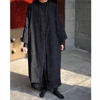 Trench cu stil național retro, lungime extinsă, guler înalt, mâneci 9/10, închidere cu nasturi pe o singură rândă, țesătură din amestec de bumbac