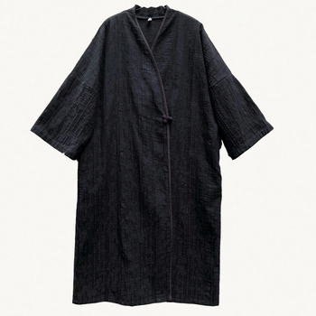 Trench cu stil național retro, lungime extinsă, guler înalt, mâneci 9/10, închidere cu nasturi pe o singură rândă, țesătură din amestec de bumbac