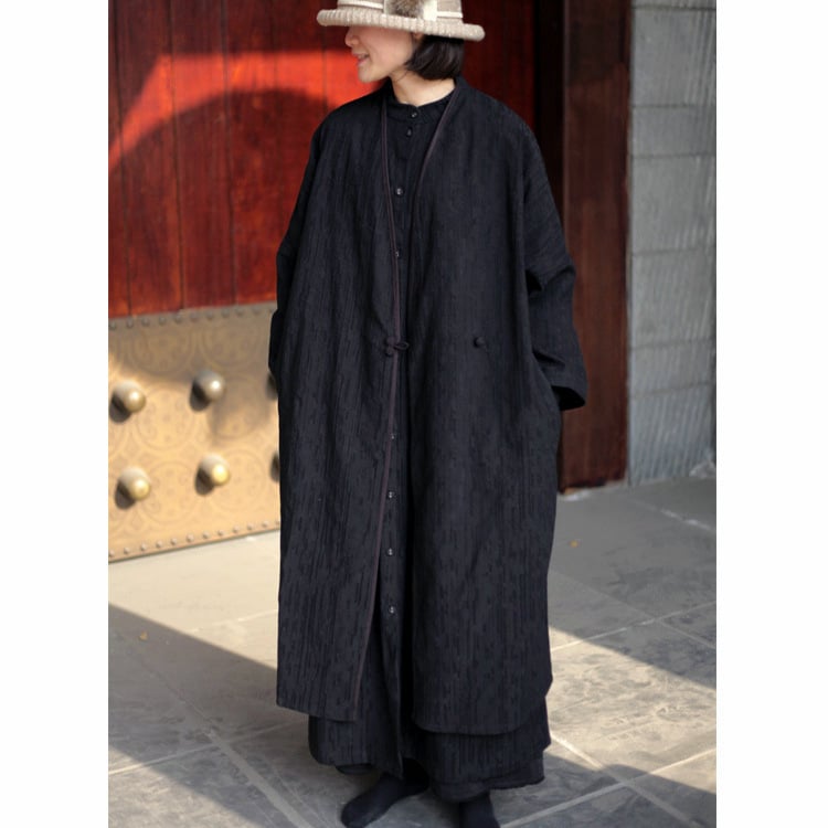 Trench cu stil național retro, lungime extinsă, guler înalt, mâneci 9/10, închidere cu nasturi pe o singură rândă, țesătură din amestec de bumbac