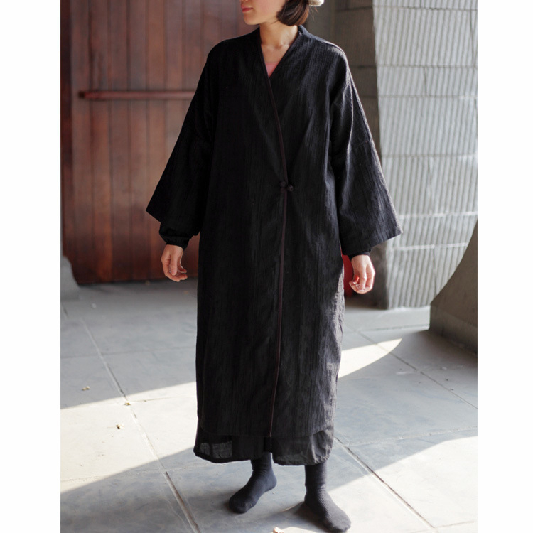 Trench cu stil național retro, lungime extinsă, guler înalt, mâneci 9/10, închidere cu nasturi pe o singură rândă, țesătură din amestec de bumbac