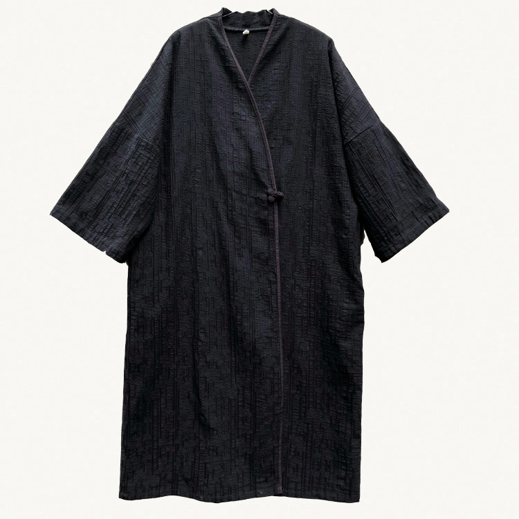 Trench cu stil național retro, lungime extinsă, guler înalt, mâneci 9/10, închidere cu nasturi pe o singură rândă, țesătură din amestec de bumbac