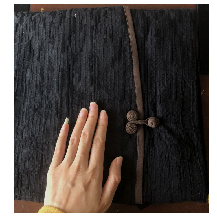 Trench cu stil național retro, lungime extinsă, guler înalt, mâneci 9/10, închidere cu nasturi pe o singură rândă, țesătură din amestec de bumbac