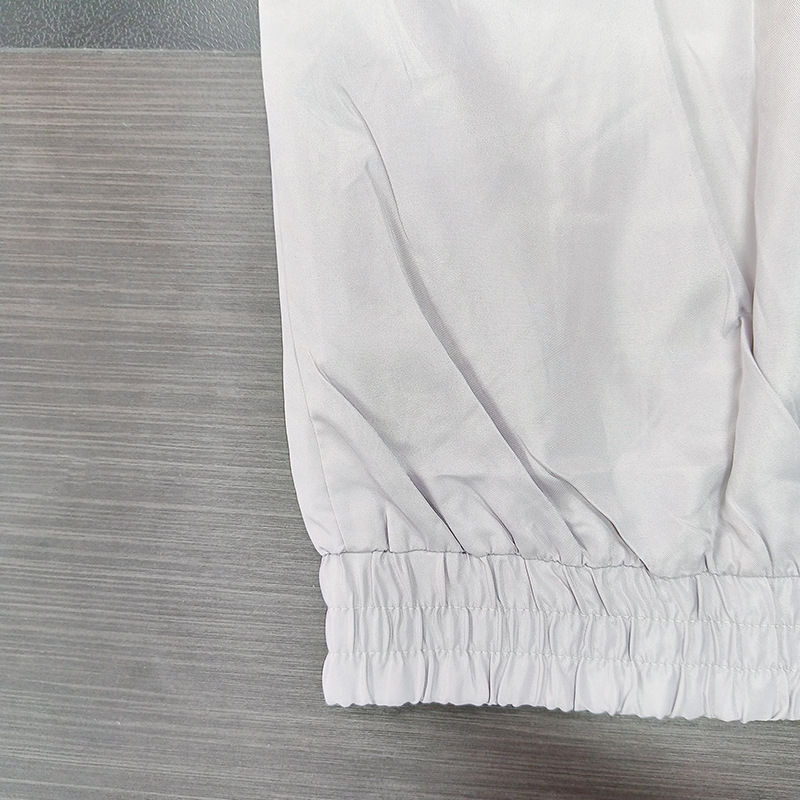 Geacă windbreaker cu fermoar parțial, guler înălțat, mâneci lungi, material 100% poliester, căptușeală 100% poliester, stil urban casual