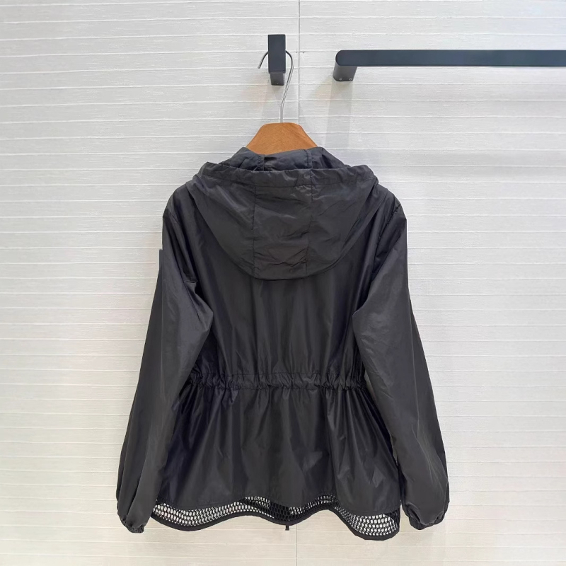 Kapuljačom pamučna windbreaker jakna s UV zaštitom, rezanim rubom i vezom u struku; podstava od pamuka, duljina 50–65 cm