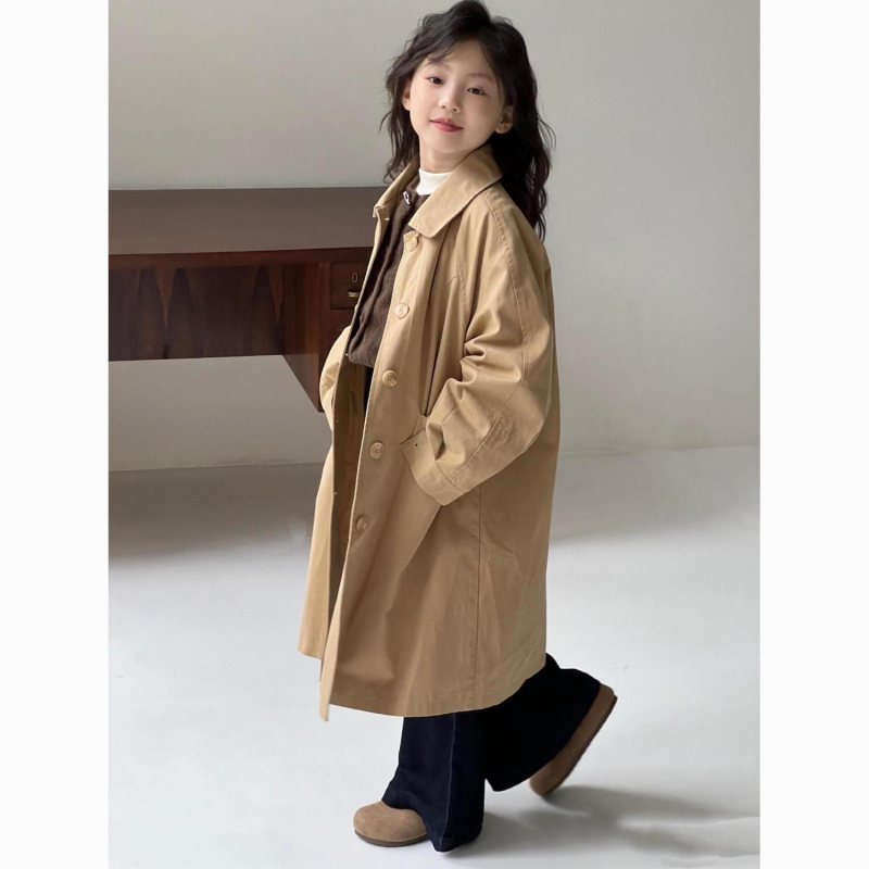 Meitenēm paredzēts trench coat, britu stilā garš mētelis, 3/4 piedurknes, kvadrātveida apkakle, poliestera audums 30–50%