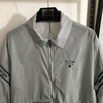Ženska lagana windbreaker jakna s izvezenim logotipom na prsima, podesiva struk, dugi rukavi, zip, polo ovratnik, pamuk-poliester mješavina, casual stil, proljeće-ljeto 2025
