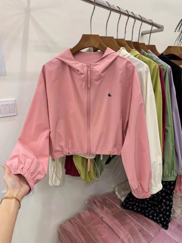 Късо палто с качулка за слънцезащита, лека полиестерна тъкан, принтен модел, дълги ръкави, цип, лято 2025, японски/корейски свободен стил