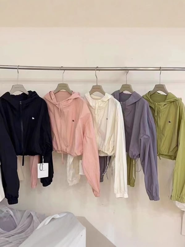 Късо палто с качулка за слънцезащита, лека полиестерна тъкан, принтен модел, дълги ръкави, цип, лято 2025, японски/корейски свободен стил