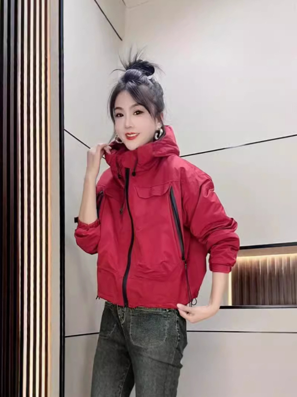 Ženski kaput s kapuljačom, korejskog stila, lagani najlon s poliester smjesom 30-50%, prednji zip, dugi rukavi, duljina 50-65 cm, jesen 2024