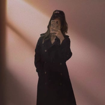 Женска ветровка-яке (Материя: памук със съдържание полиестер и вискоза; Дължина: средна (65–80 см); Силует: тесен; Яка: шапковидна; Закопчаване: връзки)