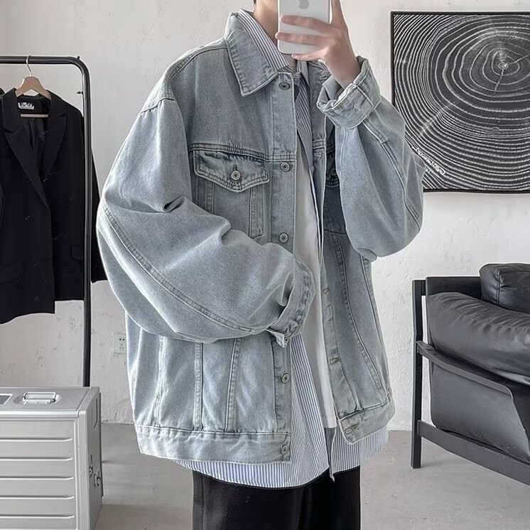 Мъжко дънково яке oversize – свободна кройка, яка с лацет, еднобортно закопчаване, джобове с триизмерни патчове, деним от памук, стил Hong Kong wind, есенен сезон