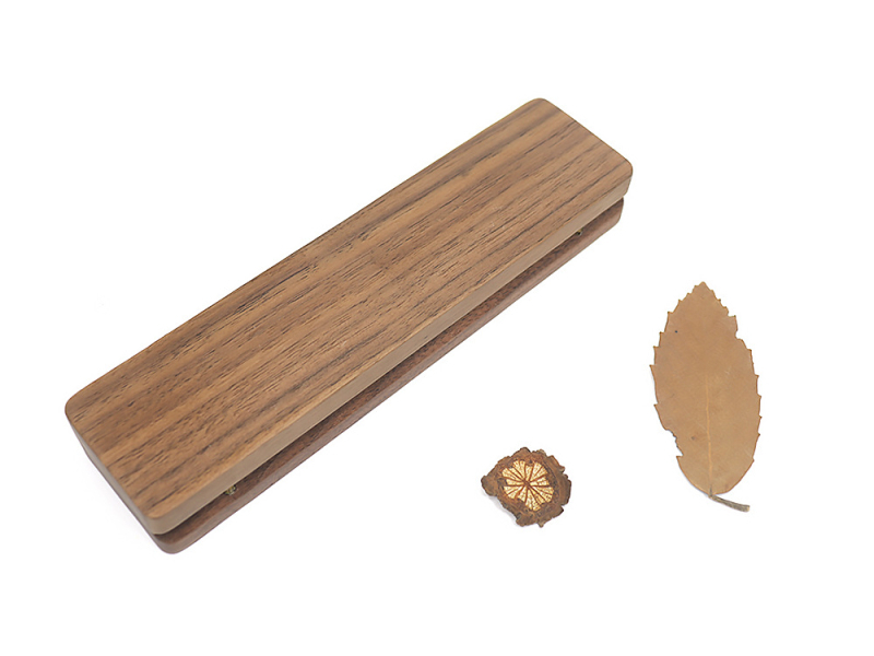 Dámska krabička na hodinky z orechového dreva, dlhá, ručne vyrobená, CNC gravírovanie, model RM-WWB501, na balenie darov a šperkov