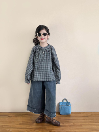 Gyerekeknek szóló őszi szett: kockás ing lámpásujjú és félig nyitott gombolással, koreai stílusú, denim széles lábú nadrág durva éllel