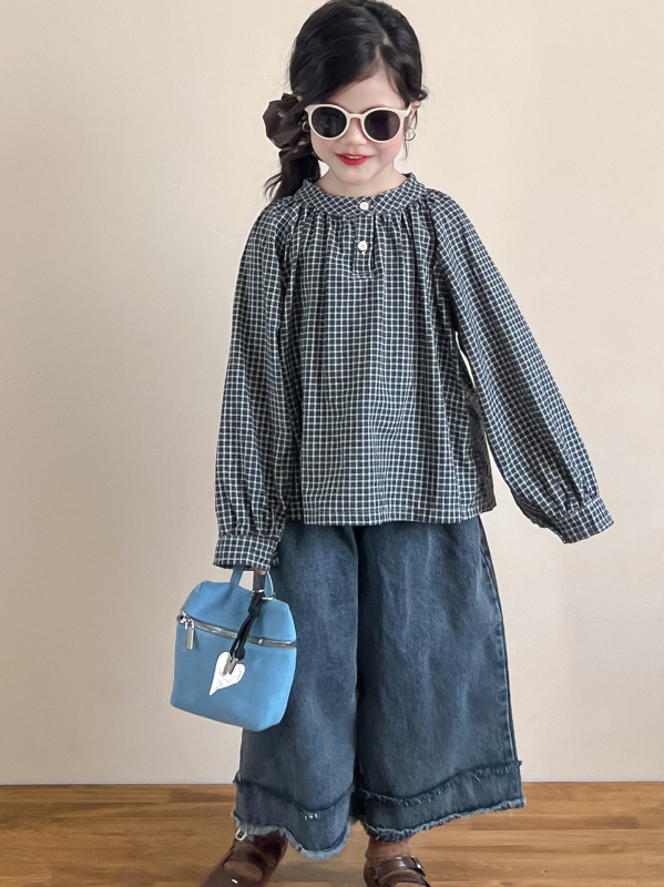 Gyerekeknek szóló őszi szett: kockás ing lámpásujjú és félig nyitott gombolással, koreai stílusú, denim széles lábú nadrág durva éllel