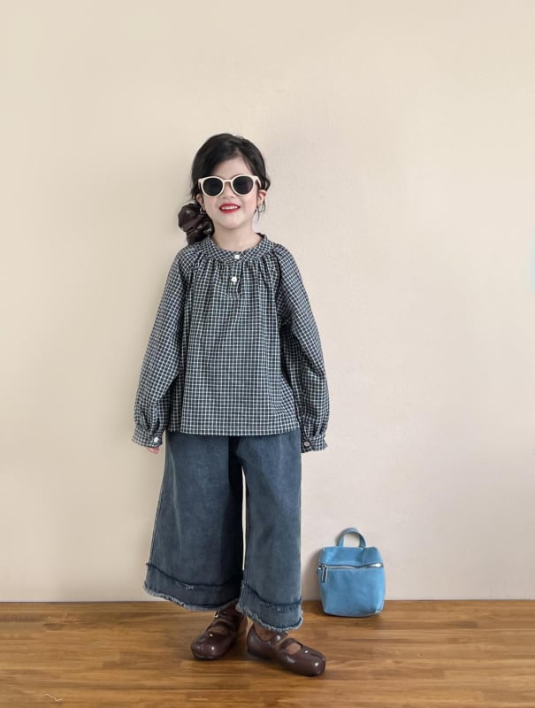 Gyerekeknek szóló őszi szett: kockás ing lámpásujjú és félig nyitott gombolással, koreai stílusú, denim széles lábú nadrág durva éllel