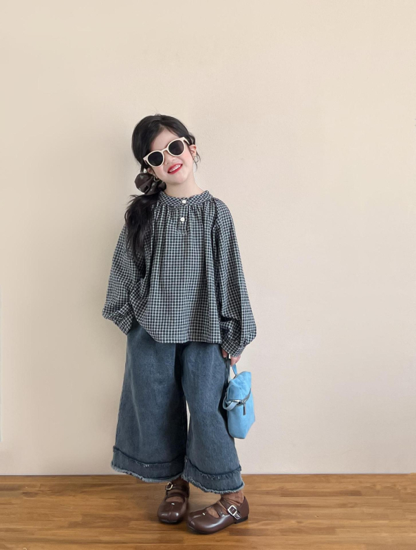 Gyerekeknek szóló őszi szett: kockás ing lámpásujjú és félig nyitott gombolással, koreai stílusú, denim széles lábú nadrág durva éllel