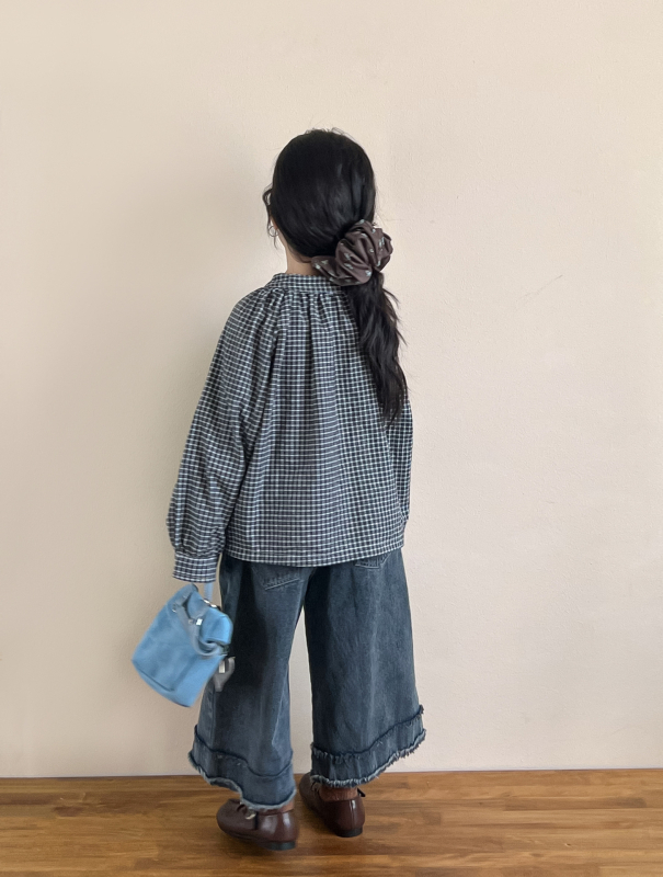 Gyerekeknek szóló őszi szett: kockás ing lámpásujjú és félig nyitott gombolással, koreai stílusú, denim széles lábú nadrág durva éllel
