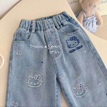 Dječje farmerke s mačjim motivom i izvezenim crtanim uzorkom, pamuk denim, srednji struk, proljeće–ljeto 2025, mekana završna obrada