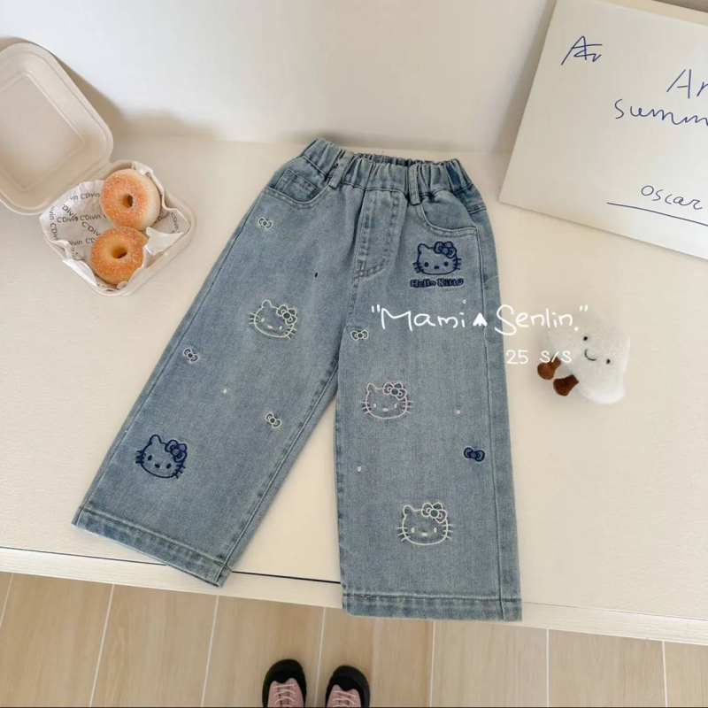Dječje farmerke s mačjim motivom i izvezenim crtanim uzorkom, pamuk denim, srednji struk, proljeće–ljeto 2025, mekana završna obrada