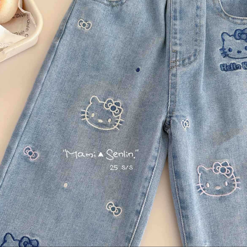 Dječje farmerke s mačjim motivom i izvezenim crtanim uzorkom, pamuk denim, srednji struk, proljeće–ljeto 2025, mekana završna obrada