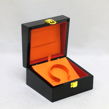 Órát és ékszereket tartó doboz, PU bőr, jelszavas zár, melegnyomott logó