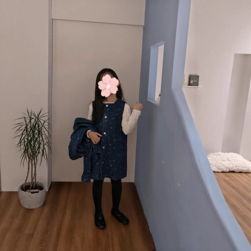 Dječja haljina od denima s čerešnjinim žakardom, bez rukava, A-linija (Model: Čerešnjin Žakard; Tkanina: Denim; Silueta: A-linja; Sastav: 100% pamuk)
