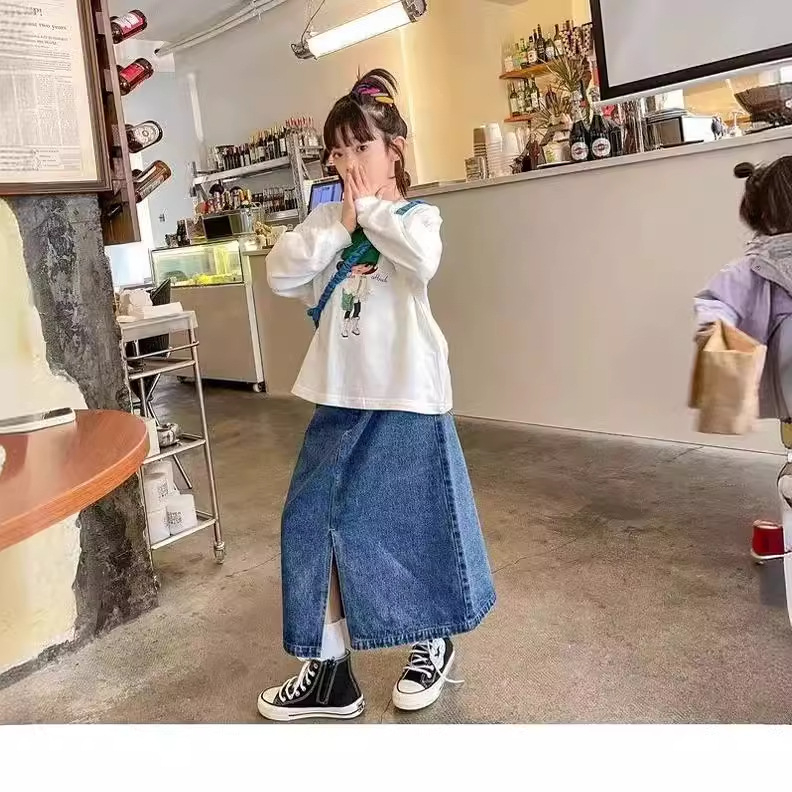 Kislányoknak szóló denim szoknya, egyszínű, pamut tartalom 91–95%, bélés pamut 81–90%, 8 évesnél idősebbeknek, 2024 tavasz