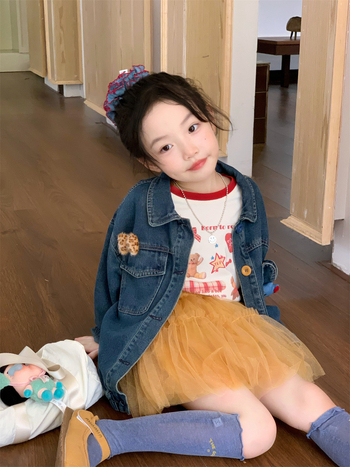 Jesenski 2025 trodjelni set za djevojčice: džín jakna s mašnicom, top s dugim rukavima, prozirna suknja s karikaturnim uzorkom, 80% pamuk, meka obrada