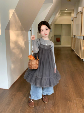 Korejskog stila dječji trodijelni kostim: pamuk 70%, dugi rukav, suknja od gaze s naramenicama, hlače; jedne boje uzorak; uzrast 3–8 godina