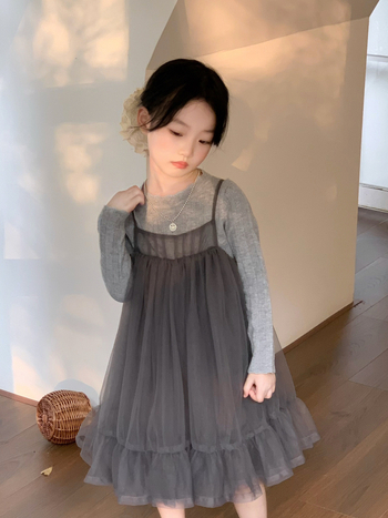 Korejskog stila dječji trodijelni kostim: pamuk 70%, dugi rukav, suknja od gaze s naramenicama, hlače; jedne boje uzorak; uzrast 3–8 godina