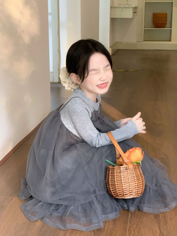 Korejskog stila dječji trodijelni kostim: pamuk 70%, dugi rukav, suknja od gaze s naramenicama, hlače; jedne boje uzorak; uzrast 3–8 godina