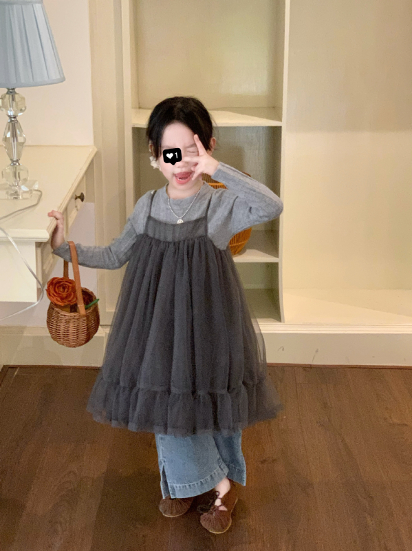 Korejskog stila dječji trodijelni kostim: pamuk 70%, dugi rukav, suknja od gaze s naramenicama, hlače; jedne boje uzorak; uzrast 3–8 godina