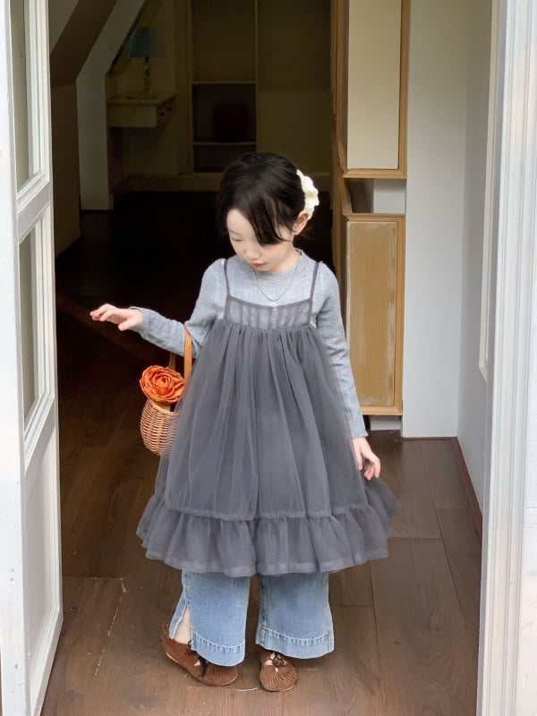 Korejskog stila dječji trodijelni kostim: pamuk 70%, dugi rukav, suknja od gaze s naramenicama, hlače; jedne boje uzorak; uzrast 3–8 godina