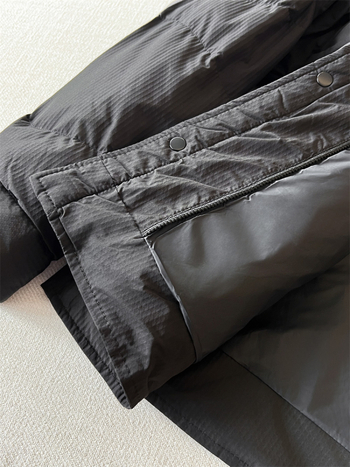 Jachetă de iarnă pentru bărbați, cu puf de rață alb, umplutură 86–90%, potrivită pentru frig ușor (-5°C până la 0°C), închidere cu nasturi pe un singur rând, țesătură poliester